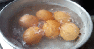 Haşlanmış yumurta suyunun faydalarını duydunuz mu?