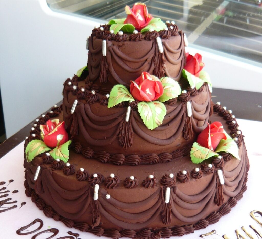 Üç Katlı Çikolatalı Pasta Tarifi