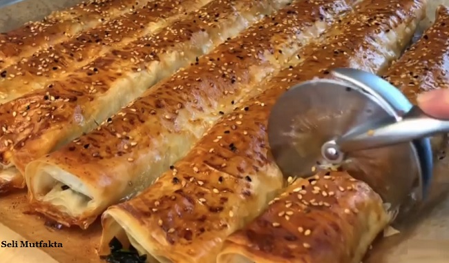 El Açması Tadında Ispanaklı Börek Tarifi